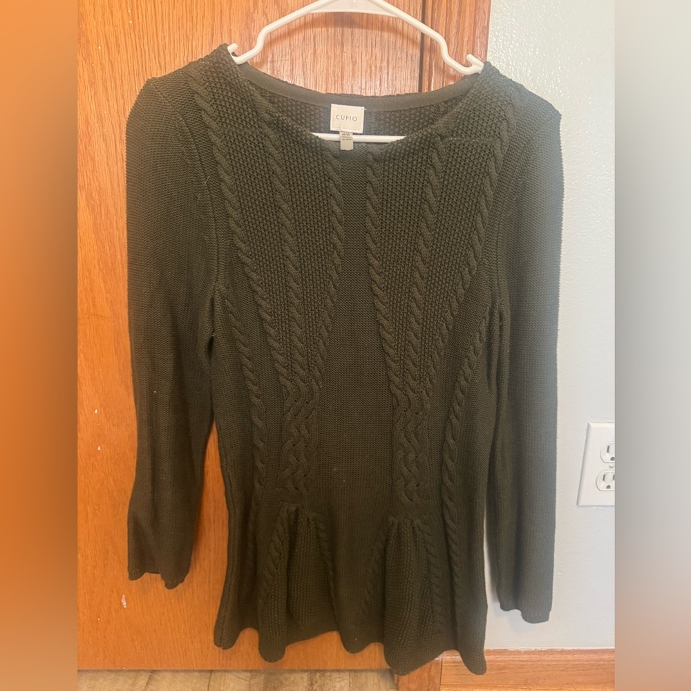 Cupio MEDIUM green long sleeve sweater, cable knit detail and mini flare hem